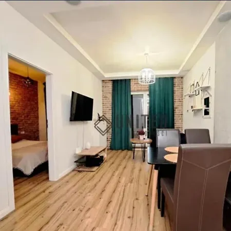 Apartmán With Terrace, Next To The Train Station And Old Town *